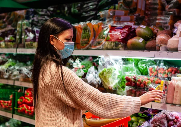 Güzel Esmer Kız Süpermarkette Bir Şişe Meyve Suyu Içiyor Açık — Stok fotoğraf