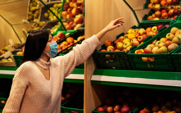 Beautiful Brunette Girl Taking Yellow Apple Supermarket She Wearing Light — Stock Photo, Image