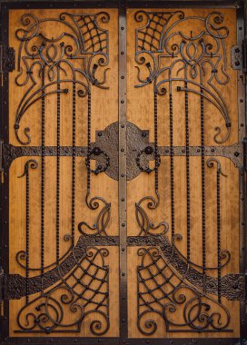 Sahte eşyalarla dolu eski ahşap bir kapı zamanla biraz renk kaybeder.