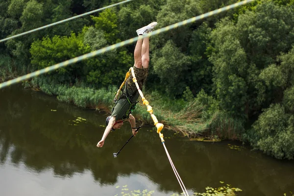 Conceito Esportes Extremos Diversão Homem Entusiasta Saltador Corda Ponte Ele — Fotografia de Stock