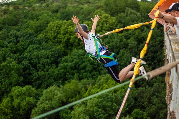 Ponte Ivanovsky Ucrânia Junho 2020 Conceito Esporte Extremo Uma Rapariga — Fotografia de Stock