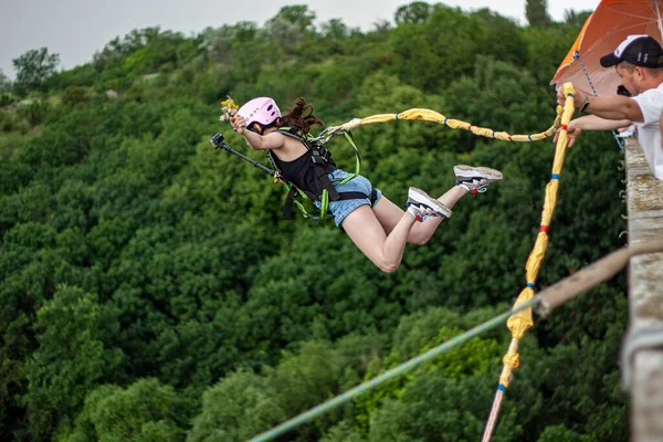 Ponte Ivanovsky Ucrânia Junho 2020 Conceito Esporte Extremo Uma Rapariga — Fotografia de Stock