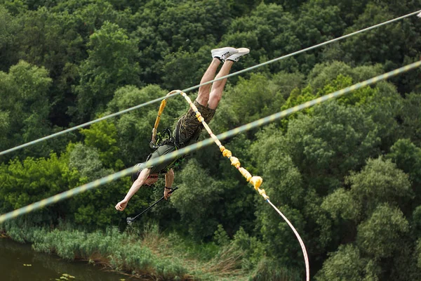 Konzept Von Extremsport Und Spaß Ein Mann Ist Nervenkitzel Suchend — Stockfoto