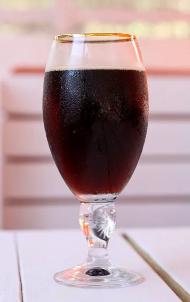 Склянка Холодного Темного Пива Білому Дерев Яному Столі Кафе Склянка — стокове фото