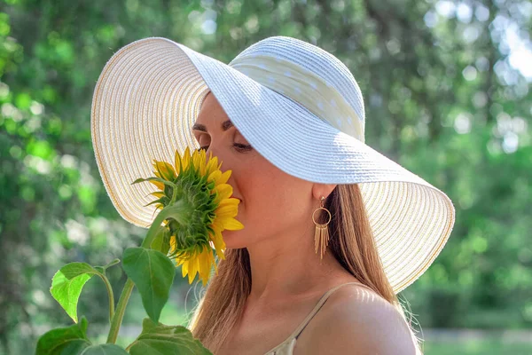 Beautiful Girl Hat Stands Park Sunflower Her Hands — Stock Photo, Image