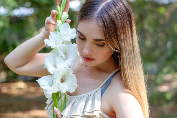 Porträtt Vacker Kvinna Parken Med Vit Lång Blomma Gladiolus Handen — Stockfoto