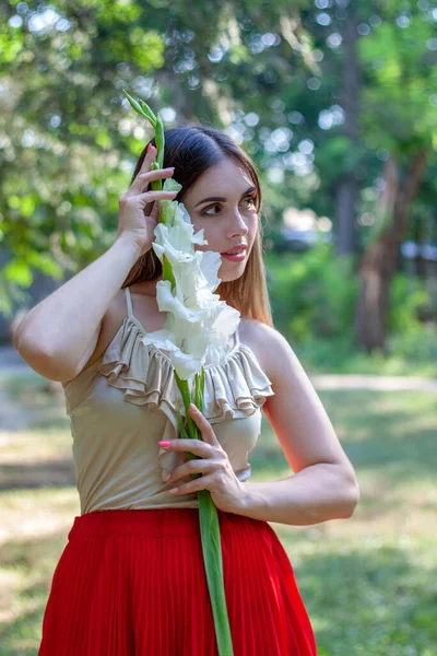 One Beautiful Girl Stands Park White Long Flower Gladiolus Her — Stock Photo, Image