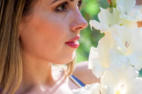 Портрет Одной Красивой Девушки Парке Белым Длинным Цветком Гладиолуса Руке — стоковое фото