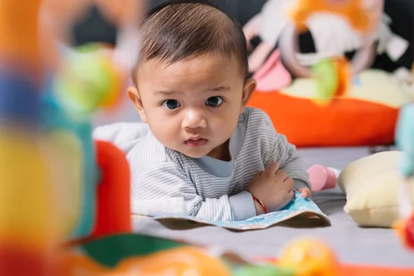 Bir şey arayan bir bebek.