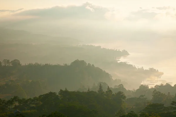 Güzel bir tepe gölü manzarası ve sabah sisi.