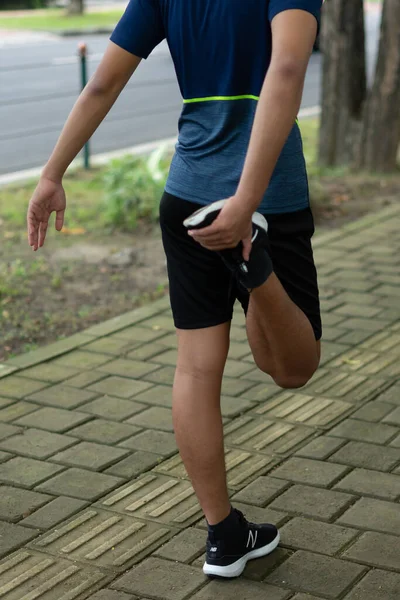 Azji Młody Fitness Człowiek Biegacz Zrobić Strething Nogi Przed Działa — Zdjęcie stockowe
