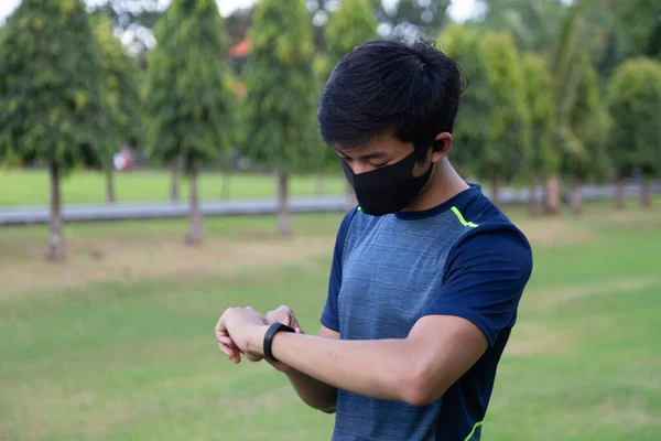 Azjatycki Młody Fitness Człowiek Masce Sprawdzający Postępy Smart Watch Band — Zdjęcie stockowe