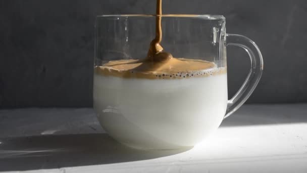 Dalgona espuma de café se vierte en la leche fría — Vídeos de Stock