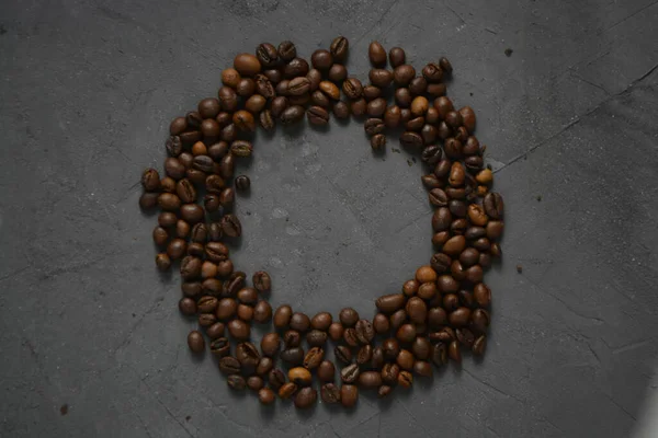 Chicchi di caffè su una superficie grigia — Foto Stock
