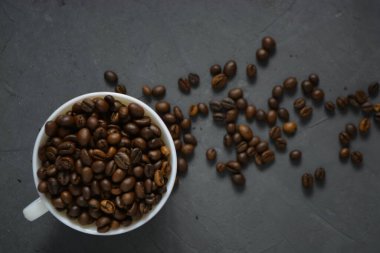 Kahve çekirdekleri beyaz bardakta.