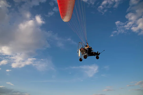 Een Gemotoriseerde Paraglider Vliegt Blauwe Lucht — Stockfoto