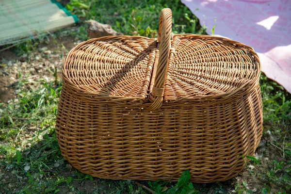 Straw Basket Summer Picnic Lawn — Stock Photo, Image