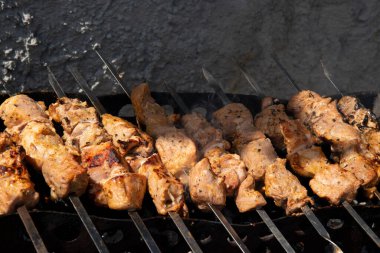 Izgarada barbekü için bir dilim kızarmış et..