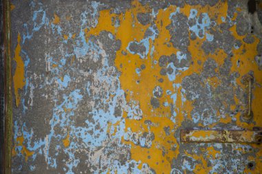 Farklı renklerde boyanmış eski bir kapının dokusu. Soyut arkaplan