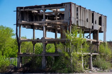 Yıkılan binanın kalıntıları.