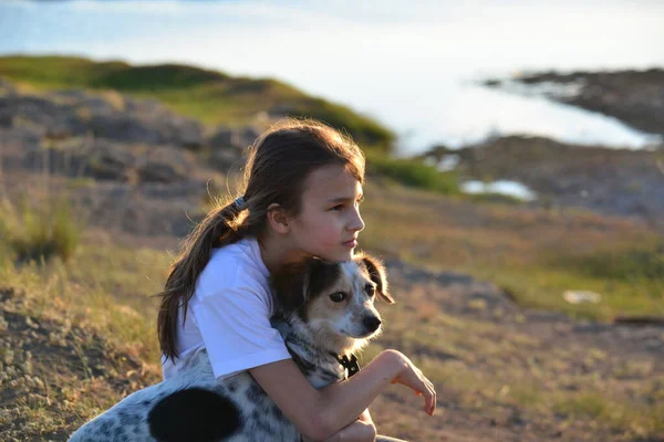 Mädchen Und Hund Fluss — Stockfoto