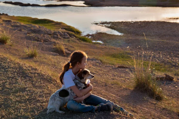 Menina Com Cão Sentam Juntos Margem Rio Hora Ouro — Fotografia de Stock