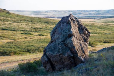Büyük bir taş ayrı bir tepede duruyor. Alandaki indeks.