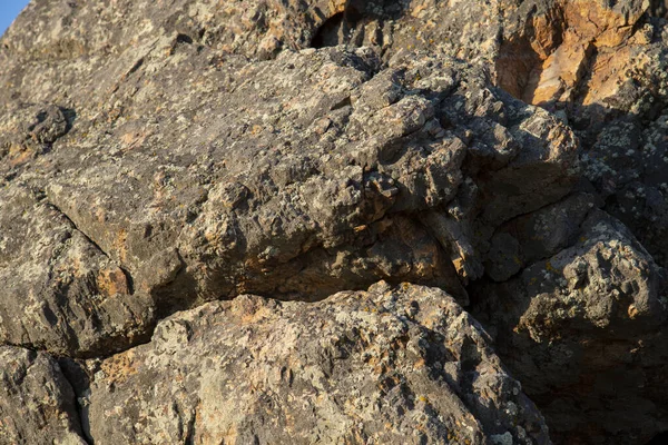 Große Felsen Des Berges Zur Goldenen Stunde Aus Der Nähe — Stockfoto