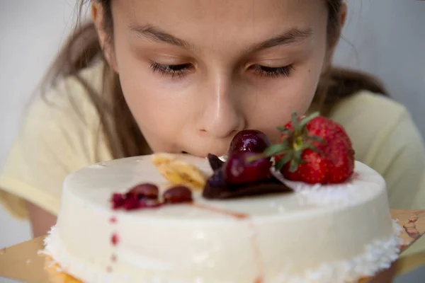 Menina Morde Bolo Com Frutas — Fotografia de Stock