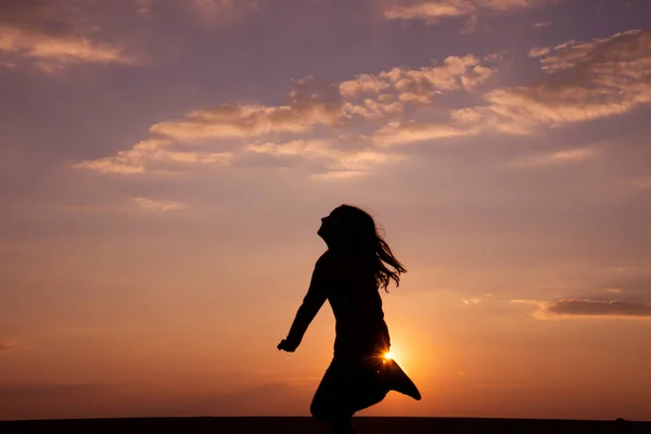 Silhouette Sombre Une Fille Aux Cheveux Longs Sautant Sur Fond — Photo