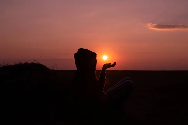 Dunkle Silhouette Eines Mädchens Mit Kapuze Und Erhobener Hand — Stockfoto