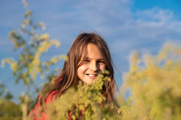 Девушка Отсутствующим Зубом Улыбается Высокой Траве Поле Летом — стоковое фото