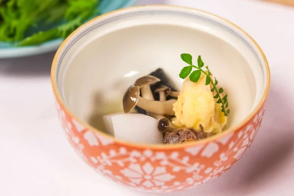 Японская Кухня Закуска Грибов Овощей Украшенных Листом — стоковое фото