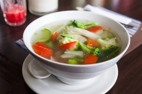 当地一家秘鲁餐馆的素食西兰花汤 — 图库照片