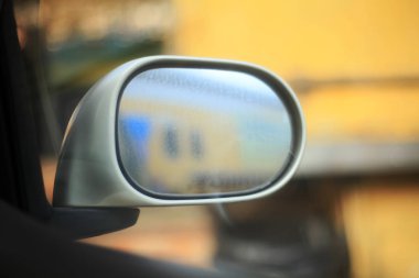 Bulanıklık arka plan üzerinde dikiz aynası yakın görünümü 