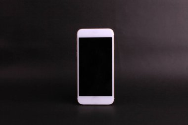 Siyah arkaplanda beyaz dijital akıllı telefon 