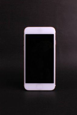 Siyah arkaplanda beyaz dijital akıllı telefon 