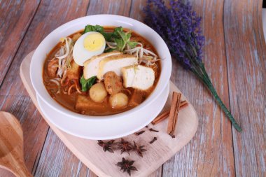 Tay tatlı, yapışkan pirinç ile mango.