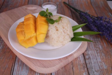 Tay tatlı, yapışkan pirinç ile mango.