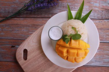 Tay tatlı, yapışkan pirinç ile mango.