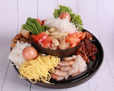 Sebze ile et ile sıcak pot.