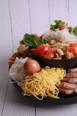 Sebze ile et ile sıcak pot.