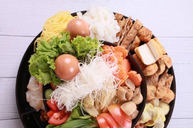 Sebze ile et ile sıcak pot.