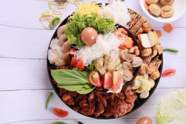 Sebze ile et ile sıcak pot.