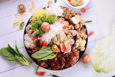 Sebze ile et ile sıcak pot.