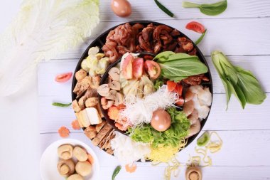 Sebze ile et ile sıcak pot.