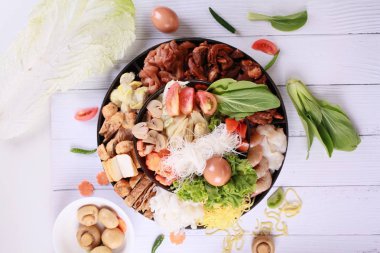 Sebze ile et ile sıcak pot.