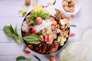 Sebze ile et ile sıcak pot.