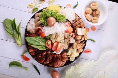 Sebze ile et ile sıcak pot.