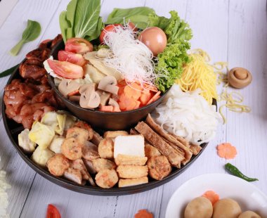 Sebze ile et ile sıcak pot.